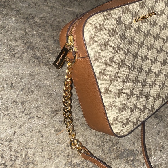 🌟Michael Kors Jet Set Item LG EW Logo Chain Leather Crossbody Bag-EUC - Picture 7 of 8